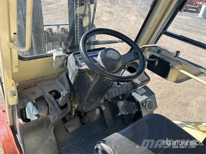 Nissan MUG1F2A30DV 5400 lb Pneumatic Tire Forklift 其他叉车