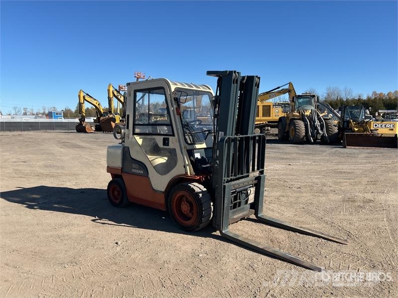 Nissan MUG1F2A30DV 5400 lb Pneumatic Tire Forklift 其他叉车