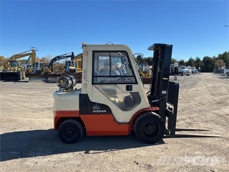 Nissan MUG1F2A30DV 5400 lb Pneumatic Tire Forklift 그 외 지게차