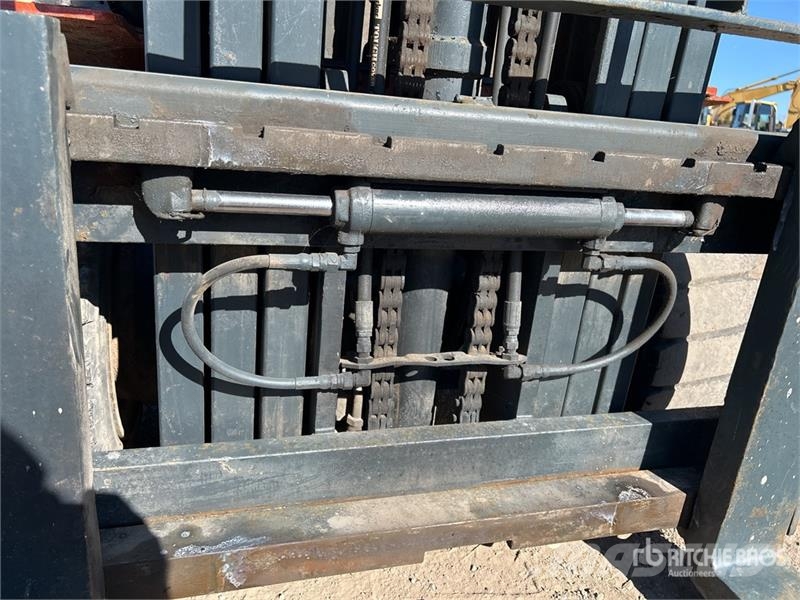 Nissan MUG1F2A30DV 5400 lb Pneumatic Tire Forklift 其他叉车