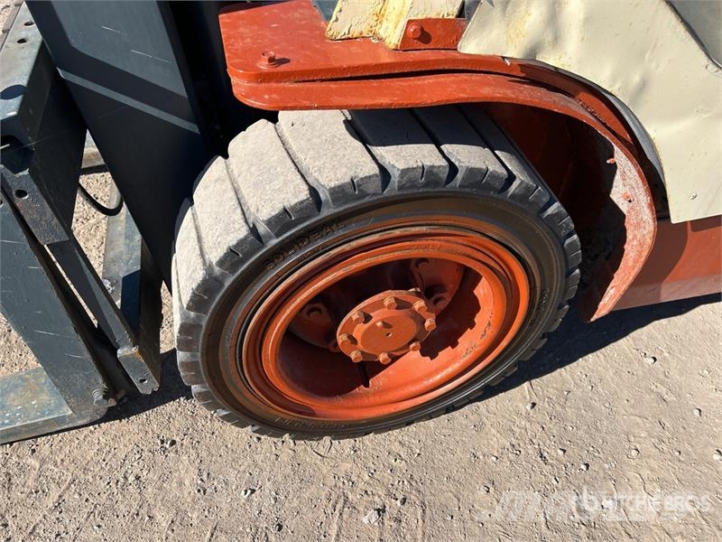 Nissan MUG1F2A30DV 5400 lb Pneumatic Tire Forklift 其他叉车