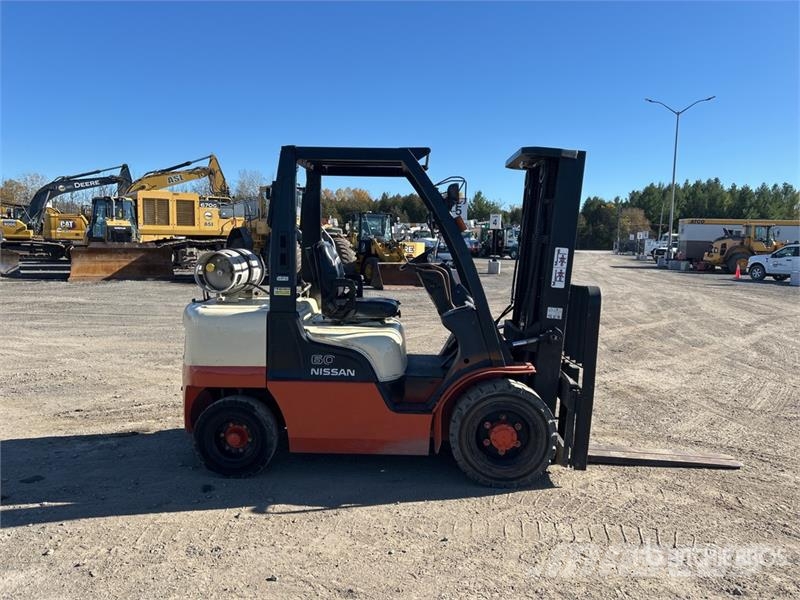 Nissan MUG1F2A30DV 5400 lb Pneumatic Tire Forklift 그 외 지게차