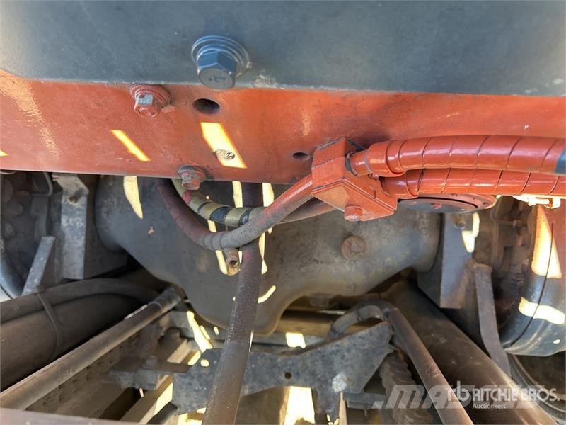 Nissan MUG1F2A30DV 5400 lb Pneumatic Tire Forklift 其他叉车