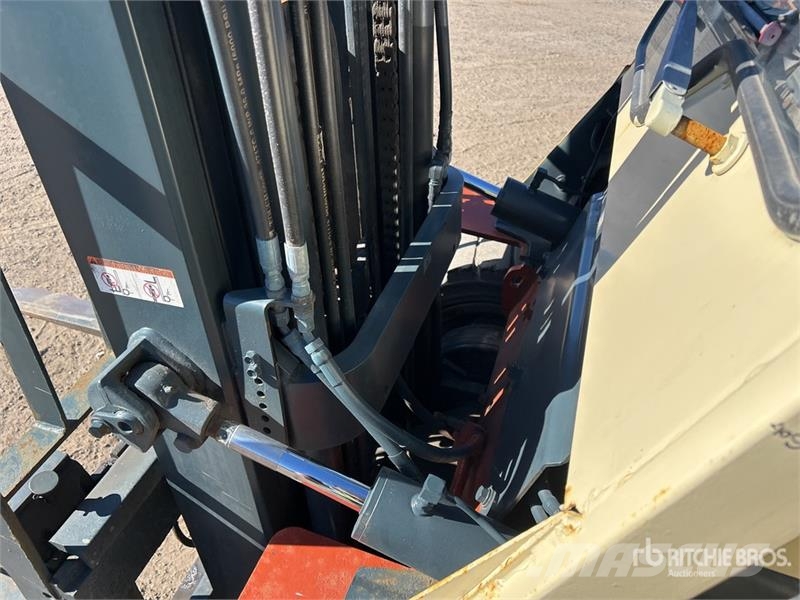 Nissan MUG1F2A30DV 5400 lb Pneumatic Tire Forklift 其他叉车