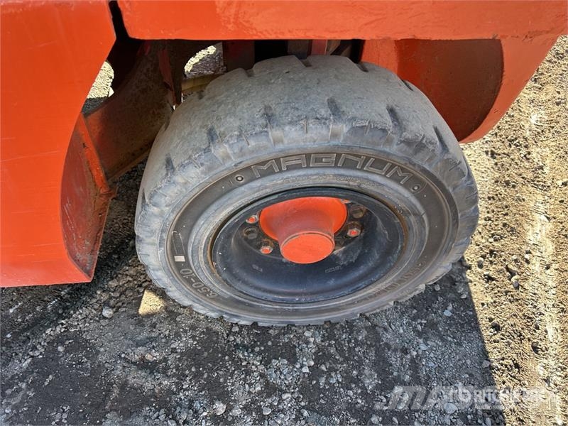 Nissan MUG1F2A30DV 5400 lb Pneumatic Tire Forklift 그 외 지게차