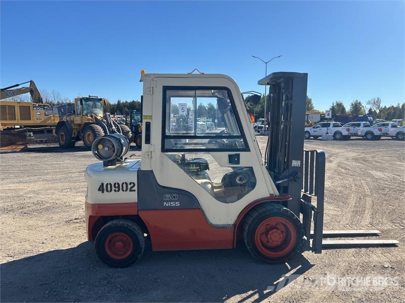 Nissan MUG1F2A30DV 5400 lb Pneumatic Tire Forklift 그 외 지게차