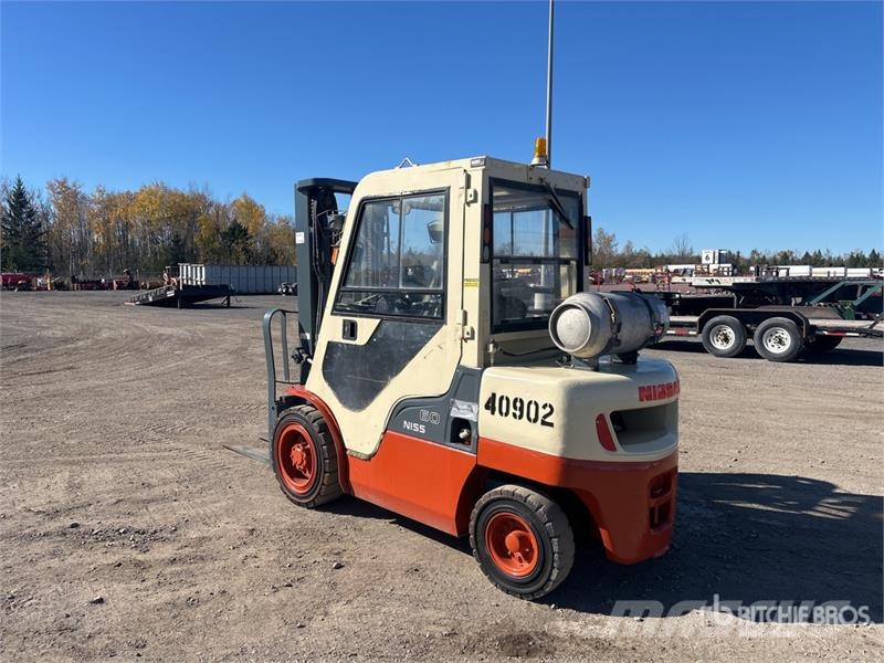 Nissan MUG1F2A30DV 5400 lb Pneumatic Tire Forklift 그 외 지게차