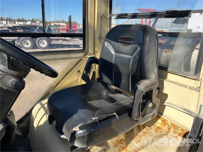Nissan MUG1F2A30DV 5400 lb Pneumatic Tire Forklift 그 외 지게차