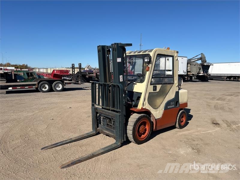 Nissan MUG1F2A30DV 5400 lb Pneumatic Tire Forklift 其他叉车