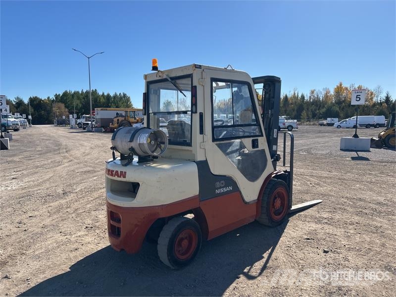 Nissan MUG1F2A30DV 5400 lb Pneumatic Tire Forklift 其他叉车