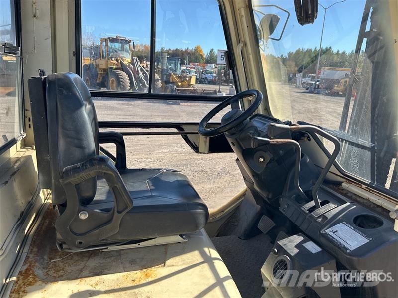 Nissan MUG1F2A30DV 5400 lb Pneumatic Tire Forklift 그 외 지게차