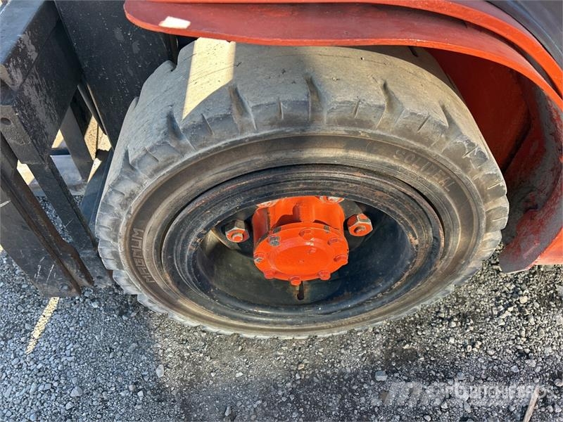 Nissan MUG1F2A30DV 5400 lb Pneumatic Tire Forklift 그 외 지게차