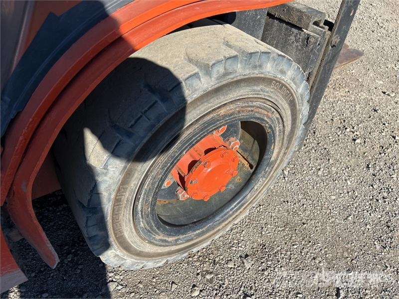 Nissan MUG1F2A30DV 5400 lb Pneumatic Tire Forklift 그 외 지게차