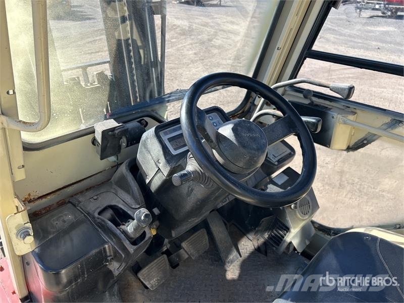 Nissan MUG1F2A30DV 5400 lb Pneumatic Tire Forklift 그 외 지게차