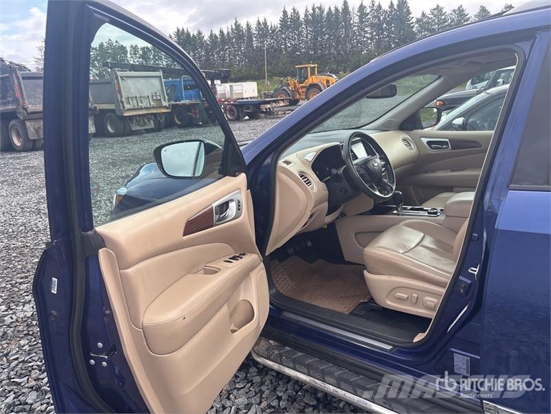Nissan Pathfinder Platinum 4WD SUV Kistehergépjárművek