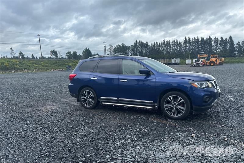 Nissan Pathfinder Platinum 4WD SUV Kistehergépjárművek