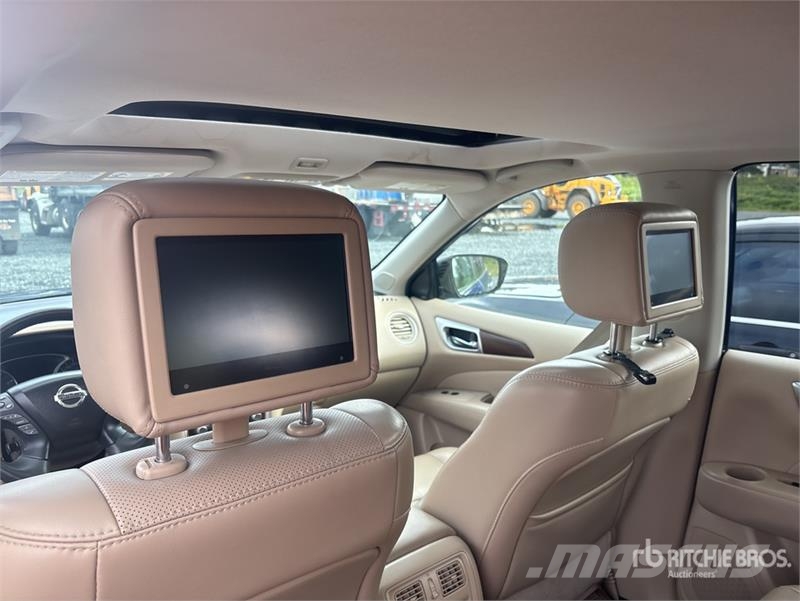 Nissan Pathfinder Platinum 4WD SUV Kistehergépjárművek
