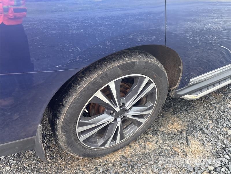 Nissan Pathfinder Platinum 4WD SUV Kistehergépjárművek