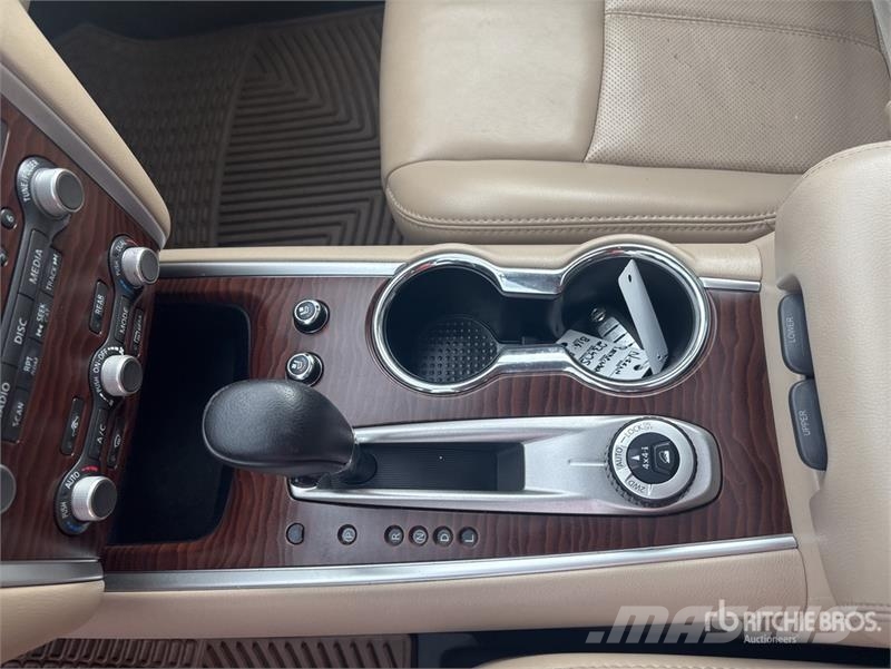 Nissan Pathfinder Platinum 4WD SUV Kistehergépjárművek