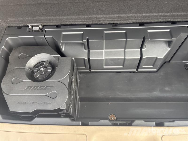 Nissan Pathfinder Platinum 4WD SUV Kistehergépjárművek