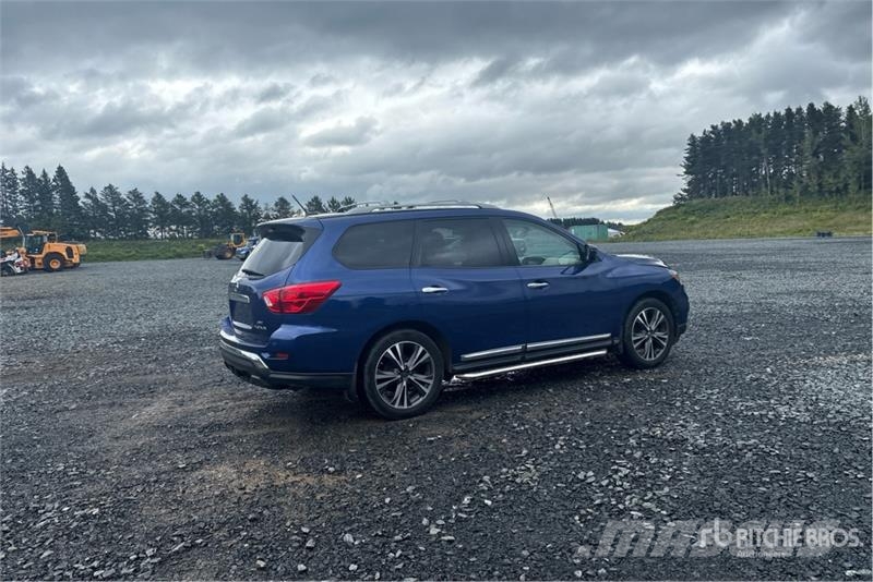 Nissan Pathfinder Platinum 4WD SUV Kistehergépjárművek
