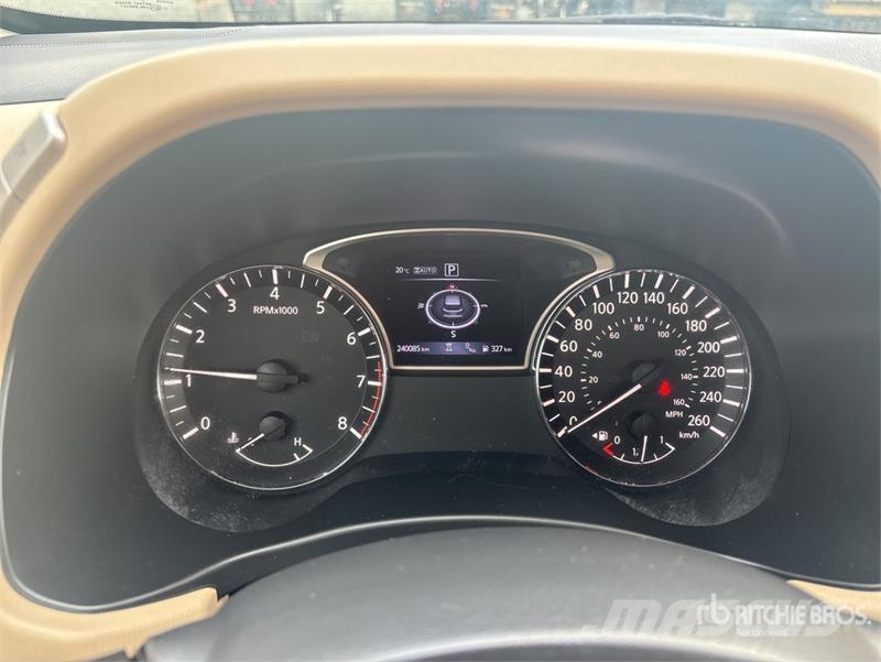 Nissan Pathfinder Platinum 4WD SUV Kistehergépjárművek