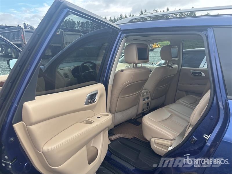 Nissan Pathfinder Platinum 4WD SUV Kistehergépjárművek