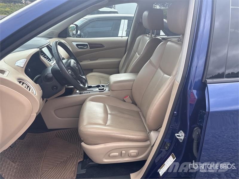 Nissan Pathfinder Platinum 4WD SUV Kistehergépjárművek