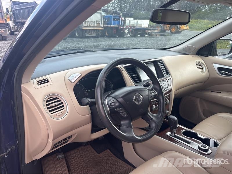 Nissan Pathfinder Platinum 4WD SUV Kistehergépjárművek