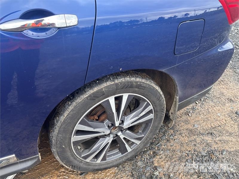 Nissan Pathfinder Platinum 4WD SUV Kistehergépjárművek