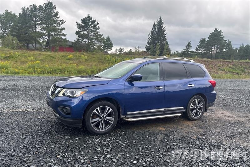 Nissan Pathfinder Platinum 4WD SUV Kistehergépjárművek