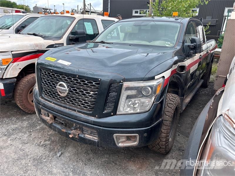 Nissan Titan 4x4 Crew Cab Pickup (Inoperable) أخرى