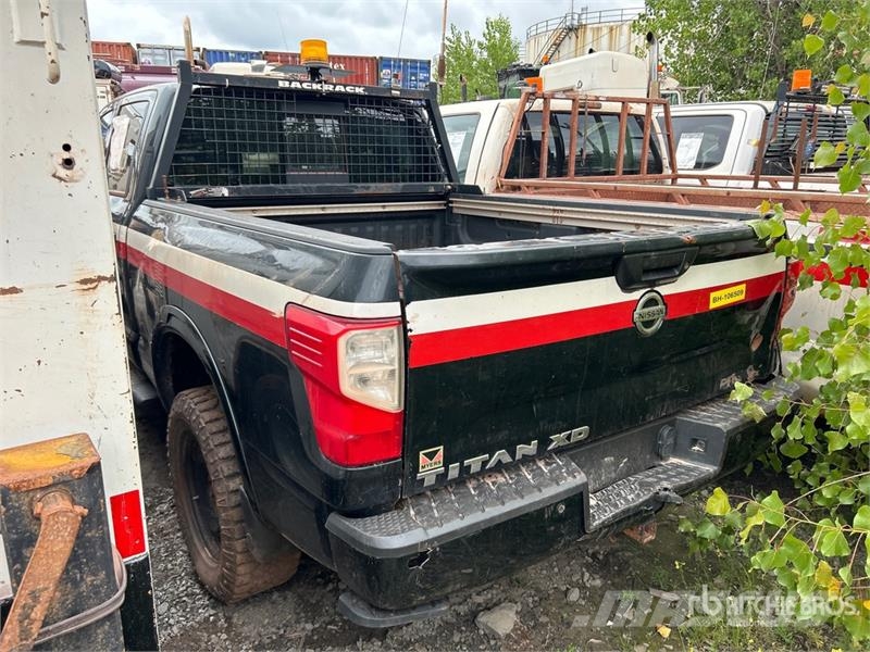 Nissan Titan 4x4 Crew Cab Pickup (Inoperable) أخرى