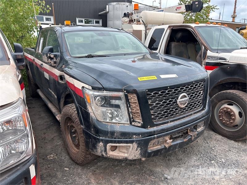Nissan Titan 4x4 Crew Cab Pickup (Inoperable) أخرى