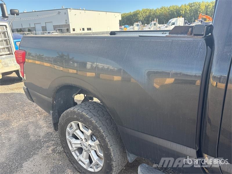 Nissan Titan XD 4x4 Crew Cab Pickup Ostalo