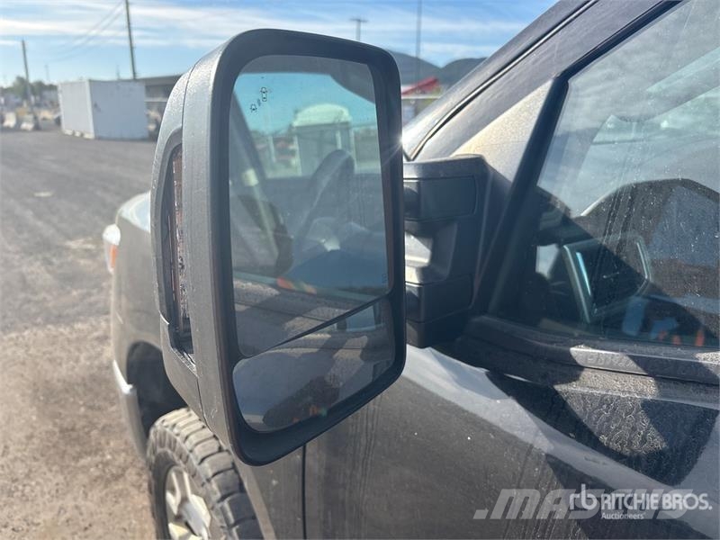 Nissan Titan XD 4x4 Crew Cab Pickup Ostalo