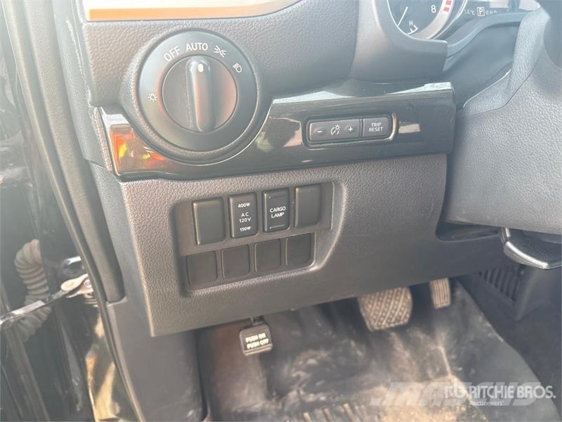 Nissan Titan XD 4x4 Crew Cab Pickup Ostalo