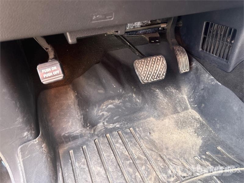 Nissan Titan XD 4x4 Crew Cab Pickup Ostalo