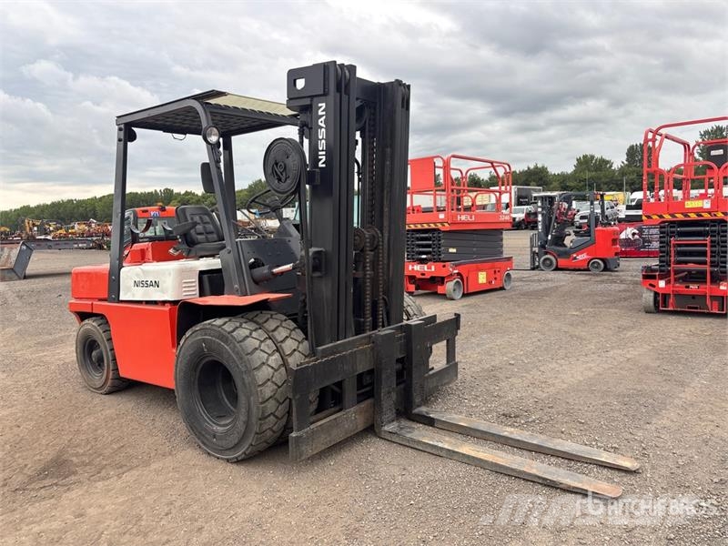 Nissan UGF03A40V 8000 lb Cushion Tire Forklift Autres Chariots élévateurs
