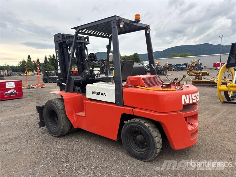 Nissan UGF03A40V 8000 lb Cushion Tire Forklift Autres Chariots élévateurs