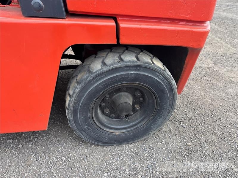 Nissan UGF03A40V 8000 lb Cushion Tire Forklift Autres Chariots élévateurs