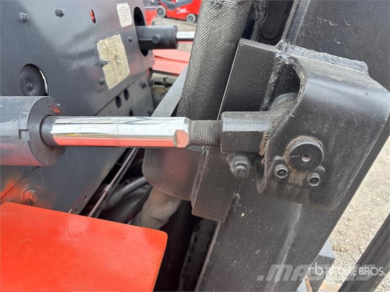 Nissan UGF03A40V 8000 lb Cushion Tire Forklift Autres Chariots élévateurs