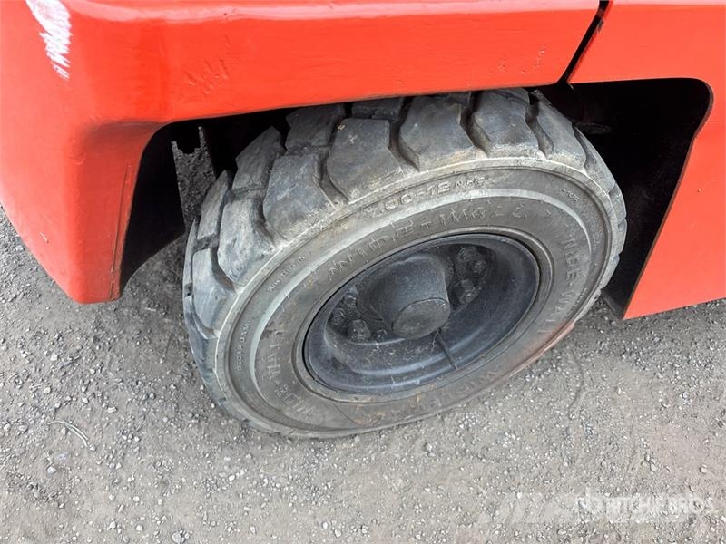 Nissan UGF03A40V 8000 lb Cushion Tire Forklift Autres Chariots élévateurs