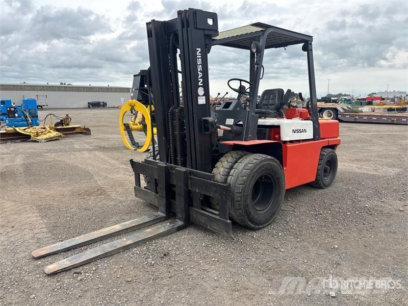 Nissan UGF03A40V 8000 lb Cushion Tire Forklift Autres Chariots élévateurs