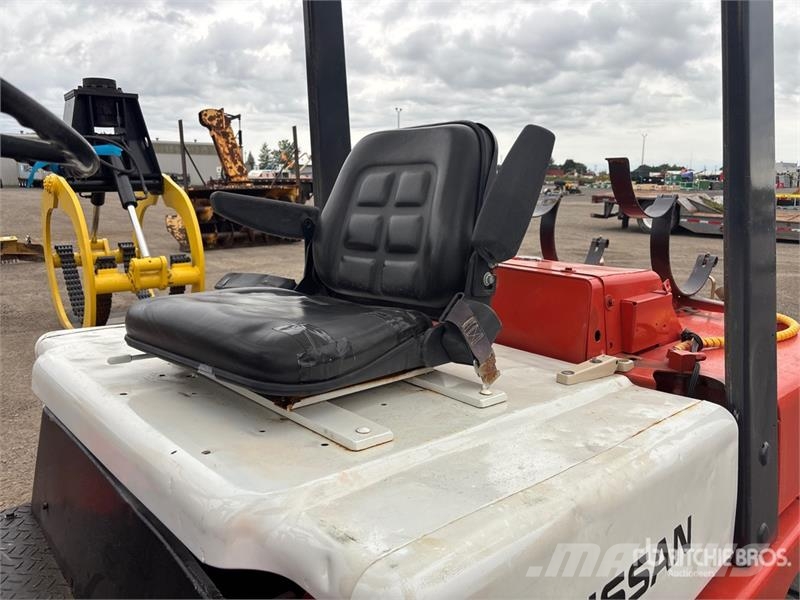 Nissan UGF03A40V 8000 lb Cushion Tire Forklift Autres Chariots élévateurs
