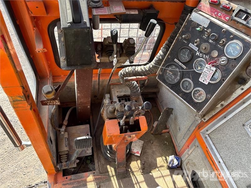 Nodwell CF110 Crawler Carrier Crane Muu