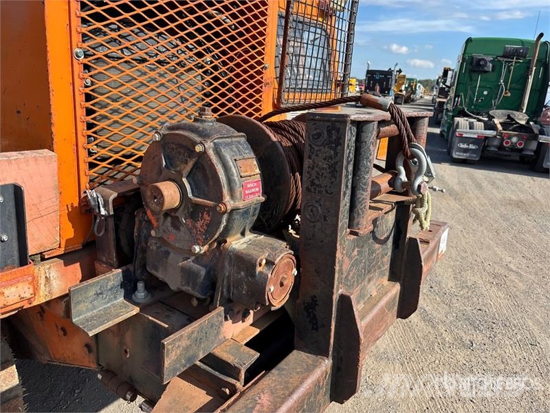 Nodwell CF110 Crawler Carrier Crane Muu