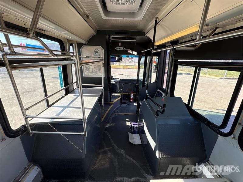  Novabus LFS L1293 4x2 28-Seat Transit Bus Minibusse