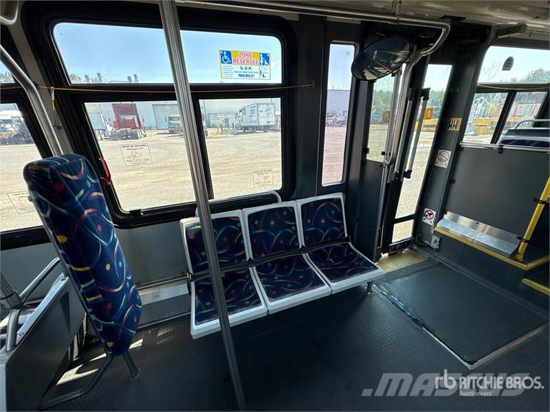  Novabus LFS L192 4x2 28-Seat Transit Bus حافلة صغيرة