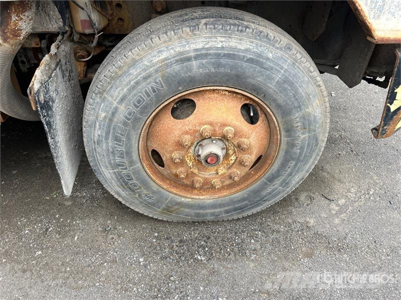 Ottawa B7600 Spotter Truck (Inoperable) Terminaltrekkers